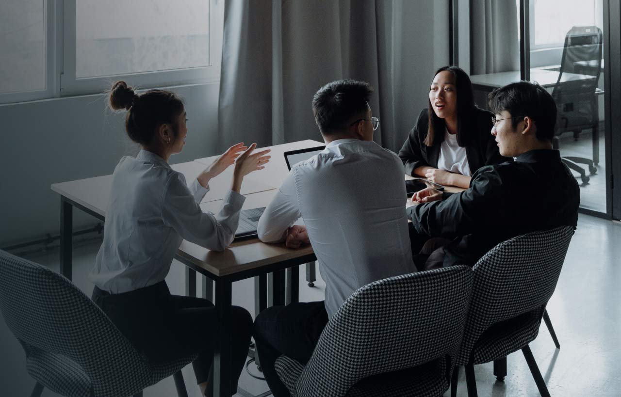 Mesa redonda con 4 personas hablando