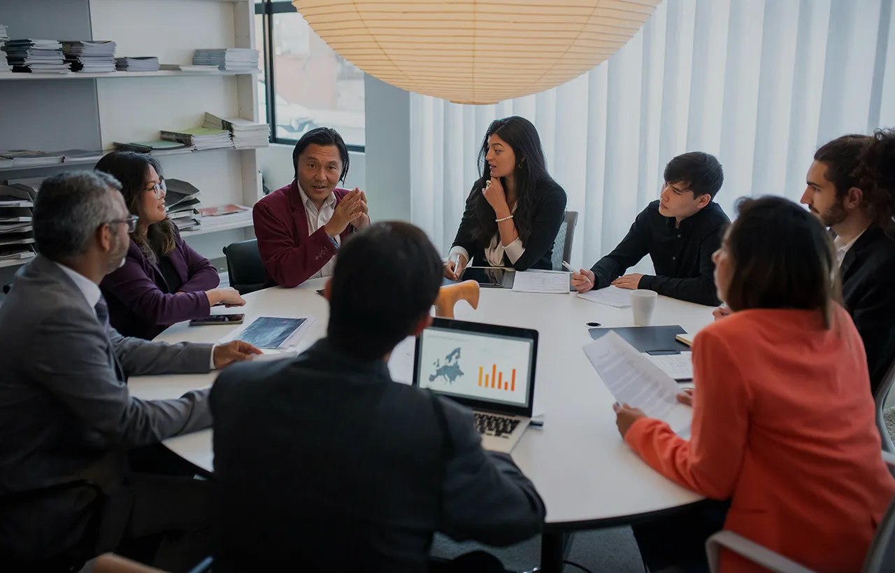 Personas reunidas en una mesa redonda
