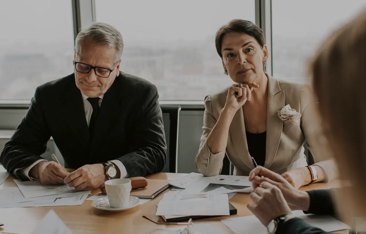 Dos personas sentadas en la oficina